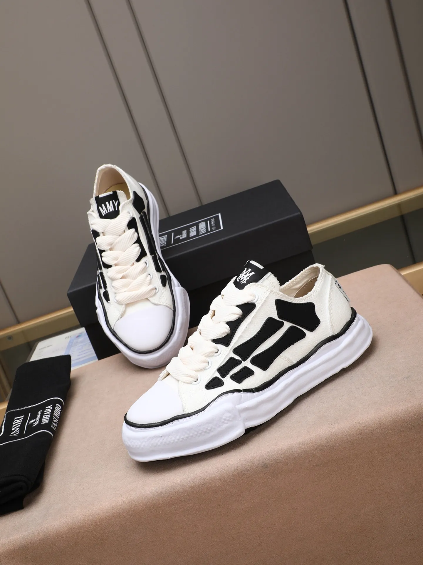 Men's shoes 💰520 AMIRI × Maison MIHARA YASUHIRO Bone Dissolving Shoes Brand Order Original Order Quality 🌈 AMIRIxMMY work together to launch joint shoes that cleverly integrate the classic designs of the two brands. The handmade clay mold soles and AMIRI's signature BONES leather embroidery details are a major feature of the shoes, showing unique craftsmanship and style 🚩 Material: upper original custom-made space Monica canvas! Lining: original technical cloth, outsole: original molded EVA foam bottom, code number: women's 35-39 (40, custom-made, non-refundable), men 39-44 (45, custom-made, non-refundable), full set of counter original packaging